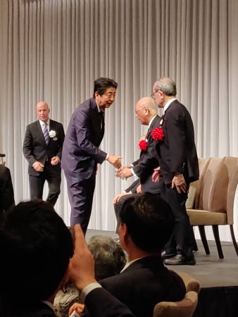 安倍総理と握手される横山先生